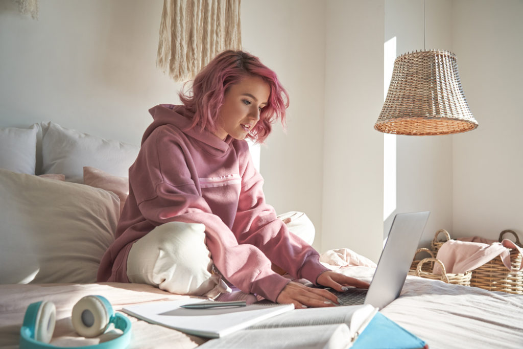 7 idées de tenue cocooning pour rester à la maison avec style