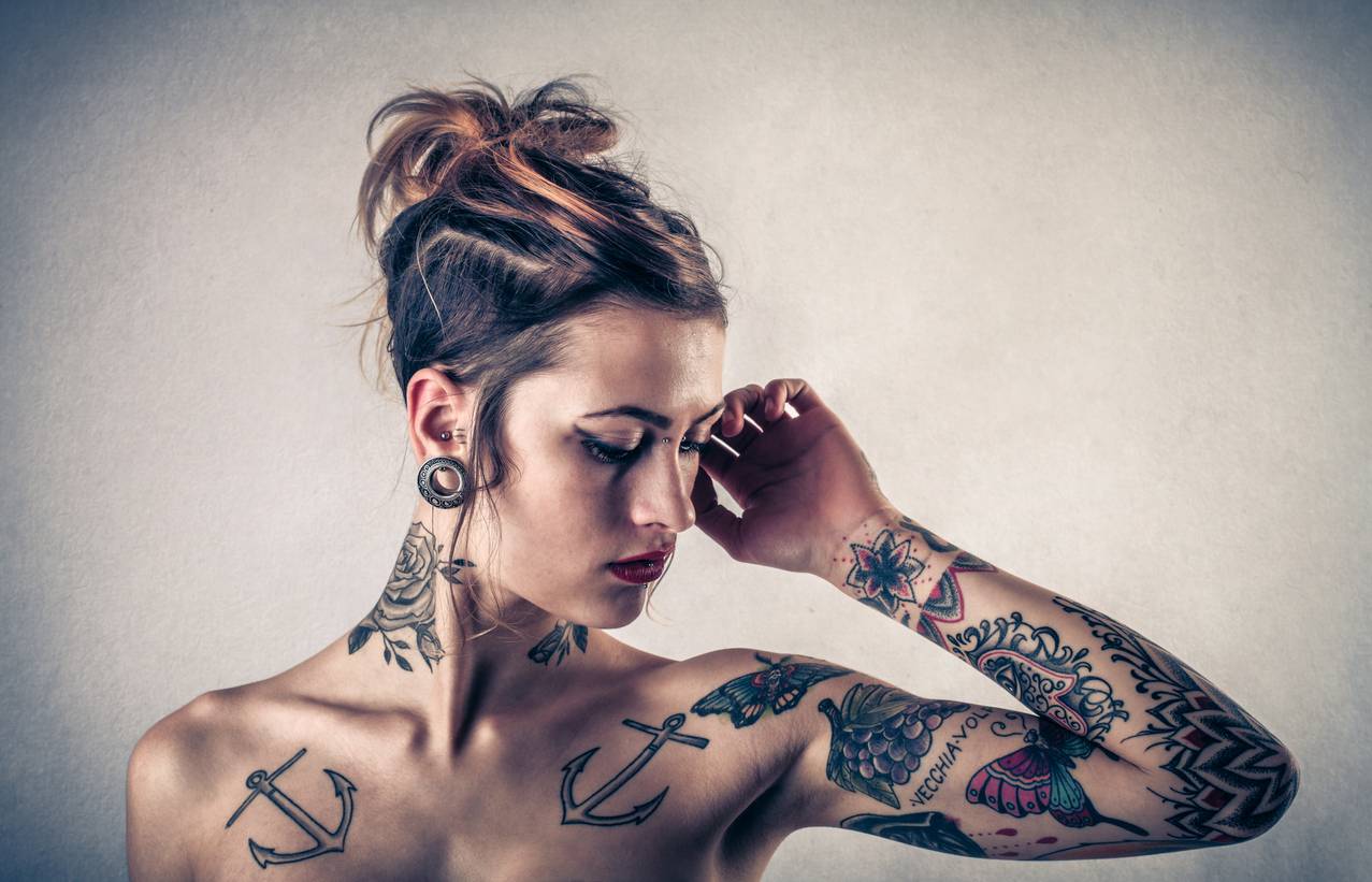 femme glamour avec un piercing et des tatouages