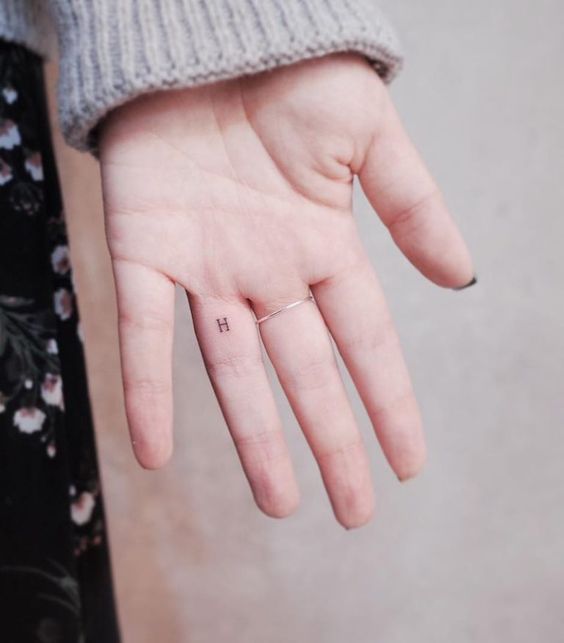 tatouage doigt lettre