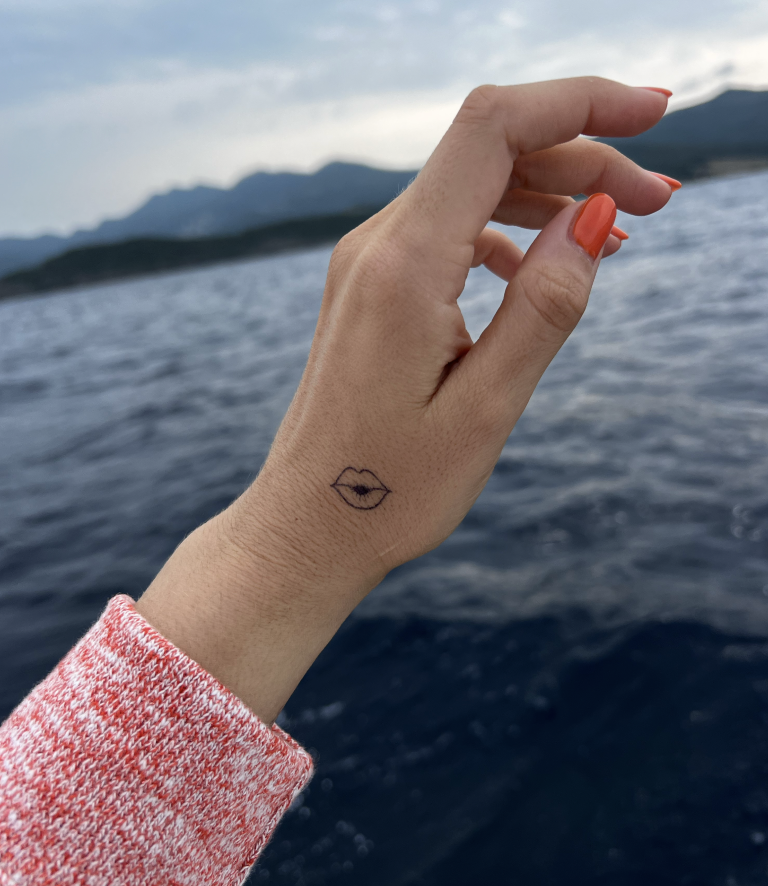 mini-tattoo sur la main